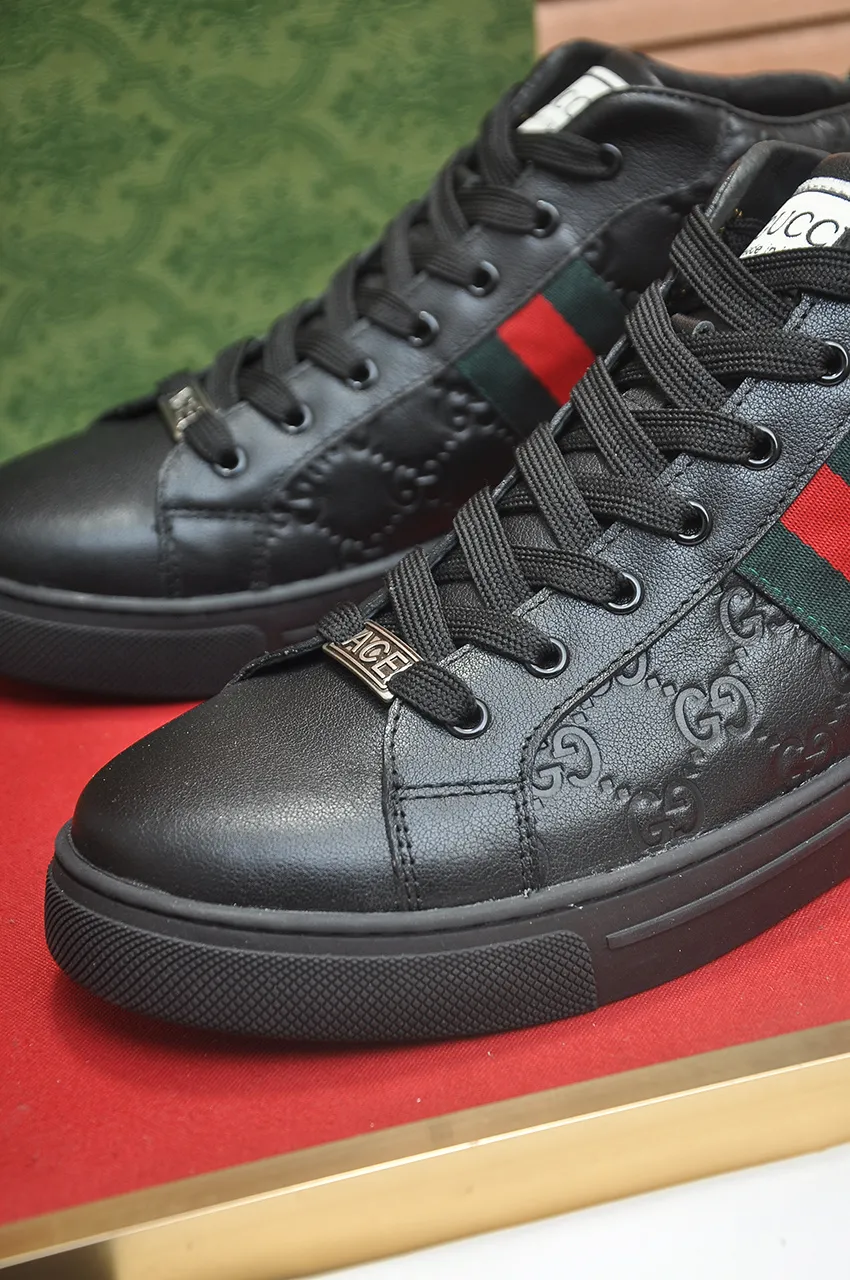 Men's shoes 💰480💶【GUCCI】1:1 men's sports shoes from the official website are now on the market. They are made of original silk cowhide + first-layer sheepskin lining, plus the original 1:1 comfortable outsole from the official website. Fashionable and versatile, super comfortable and breathable! Available in 2 colors: black, standard shoe size 38/45 (custom-made size 45 is non-refundable)